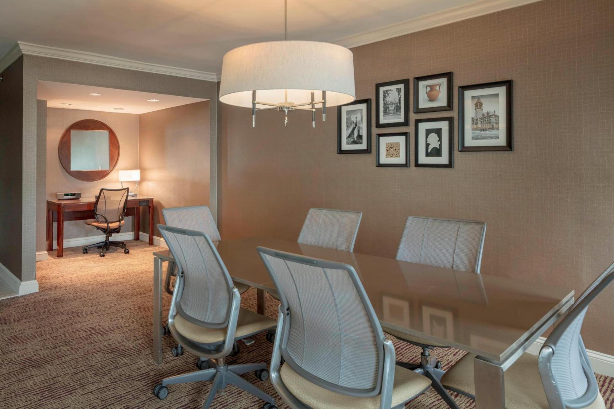 Sheraton Commander Hotel Cambridge Bagian luar foto