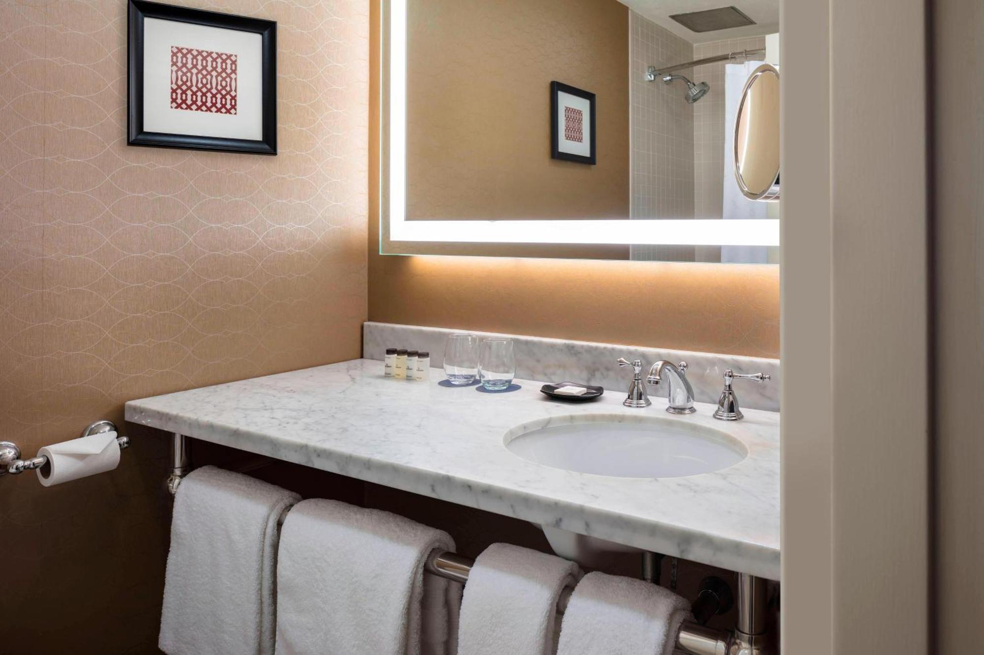 Sheraton Commander Hotel Cambridge Bagian luar foto