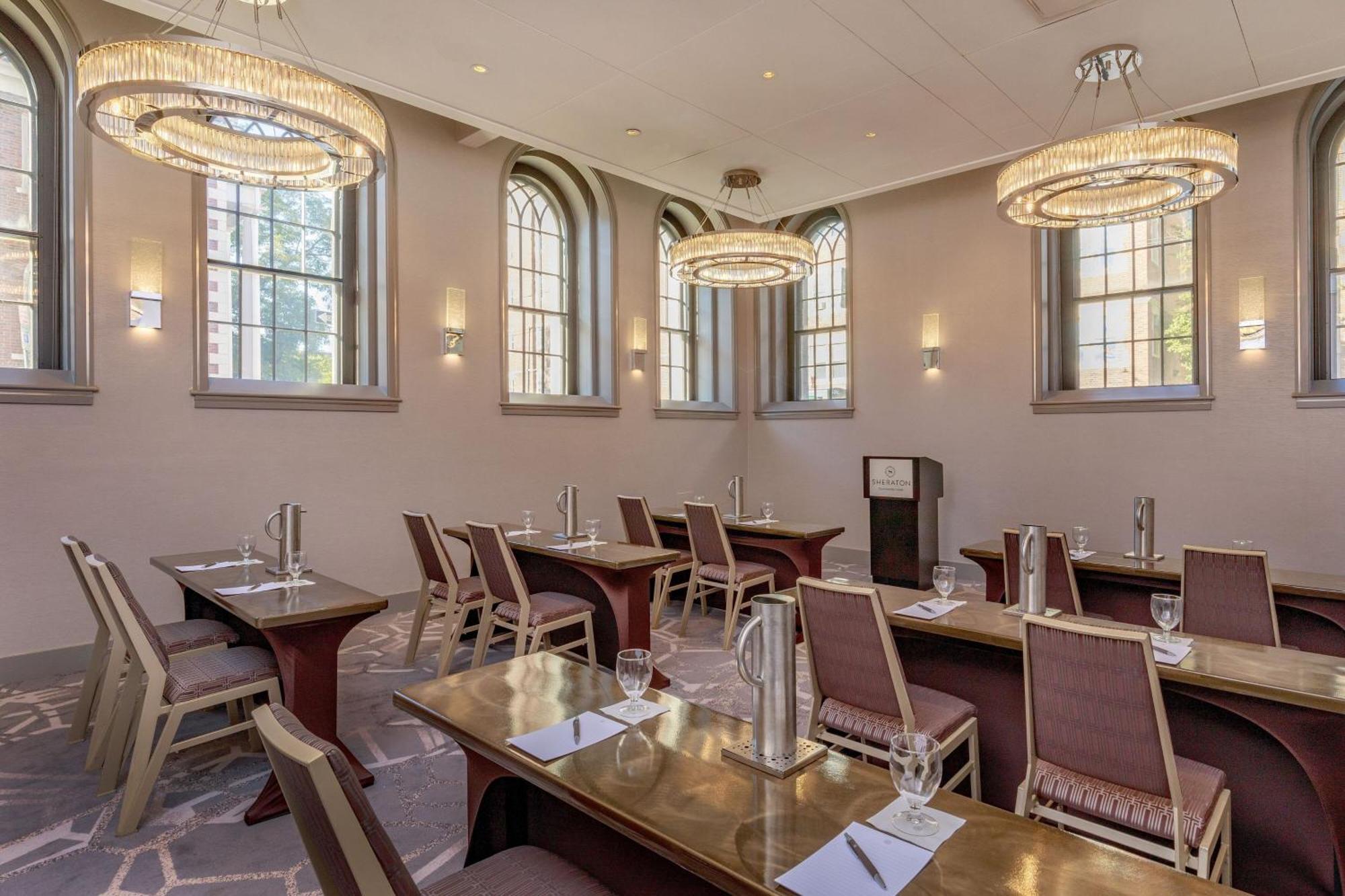 Sheraton Commander Hotel Cambridge Bagian luar foto
