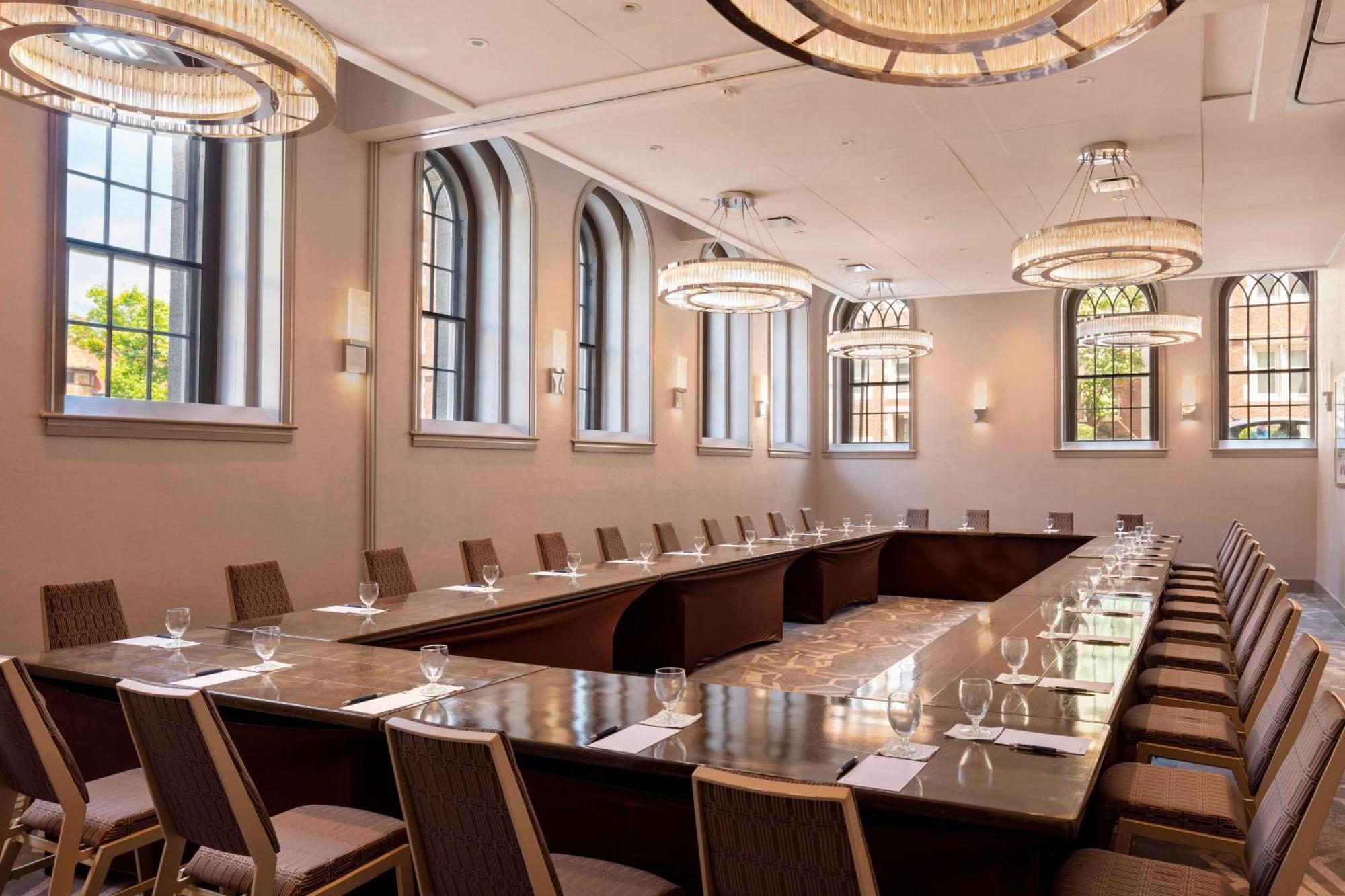 Sheraton Commander Hotel Cambridge Bagian luar foto